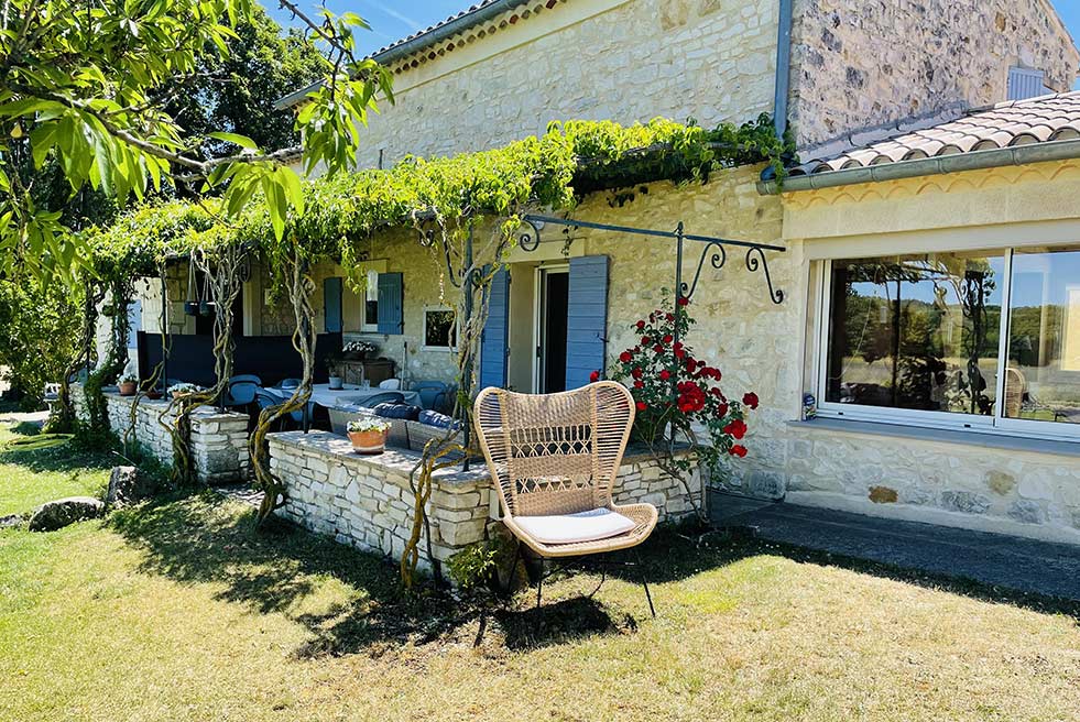 Charming cottage on the Bastide des Bourguets estate, bed and breakfast in Provence
