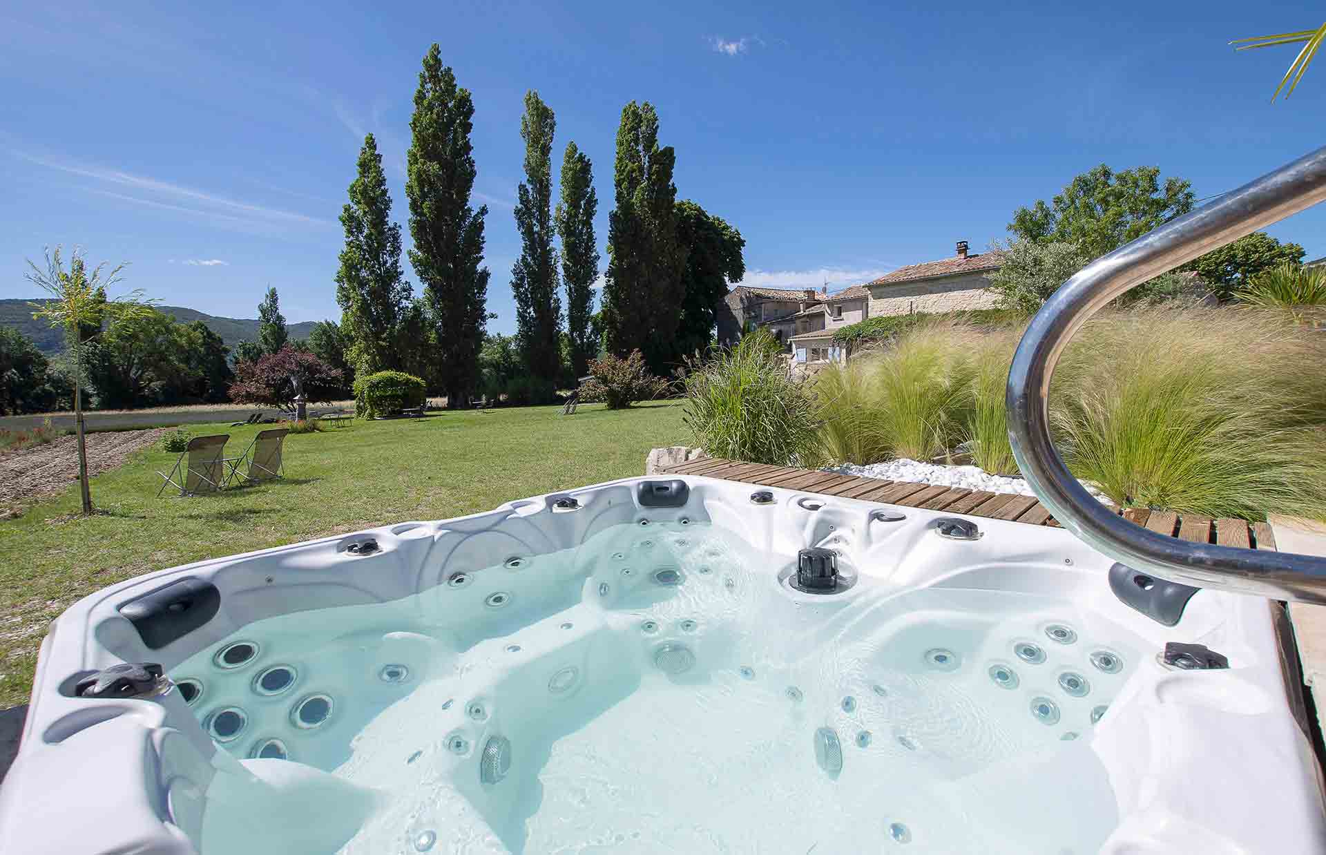 Outdoor jacuzzi at the Bastide des Gourbets bed and breakfast