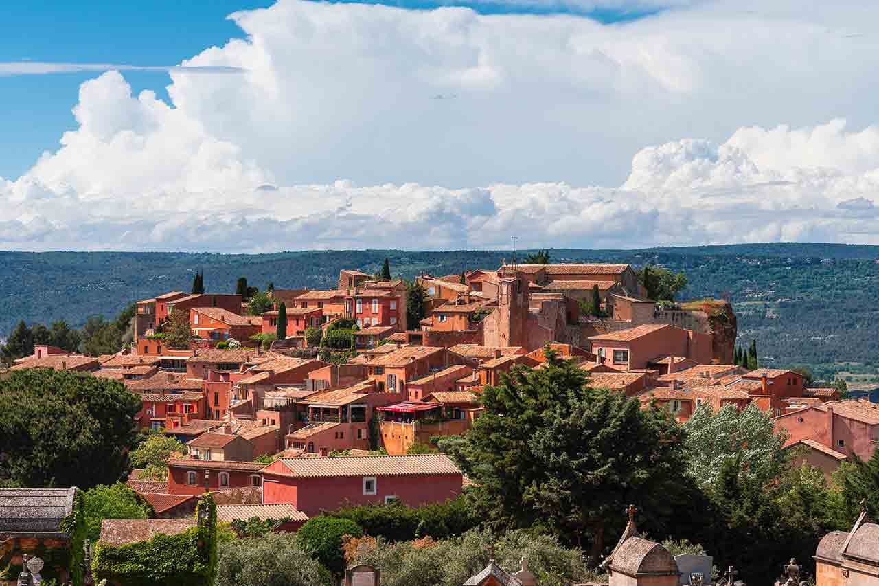 Suspended village in the Luberon, 30 minutes from the Bastide des Gourbets bed and breakfast