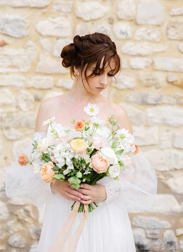 mariee-bastidedesbourguets Jeune mariée fêtant son mariage à la bastide des Bourguets, pays de Sault.